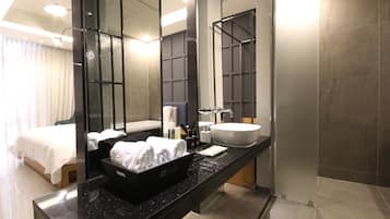 1 bedroom, desk, laptop workspace, blackout drapes