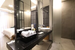 Deluxe Double Room | Desk, laptop workspace, blackout drapes, soundproofing - Ecostay Hotel (Jeonju)