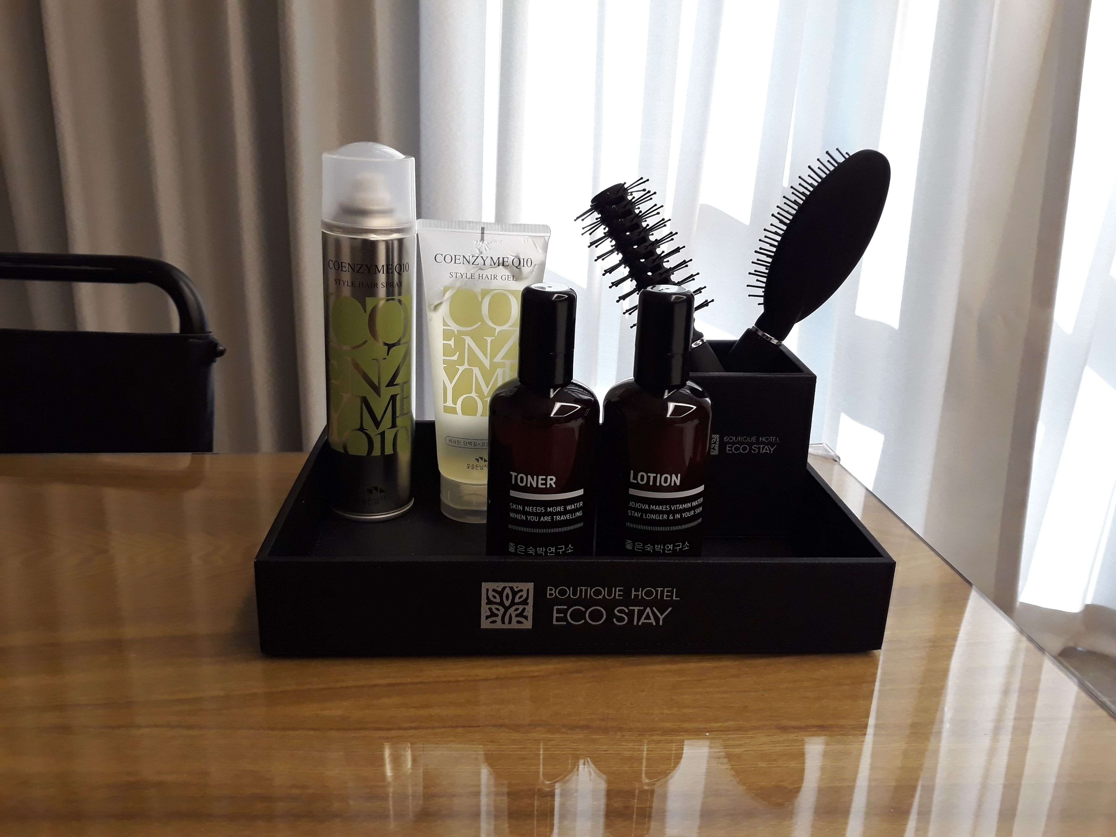 separate bathtub and shower, deep-soaking bathtub, free toiletries