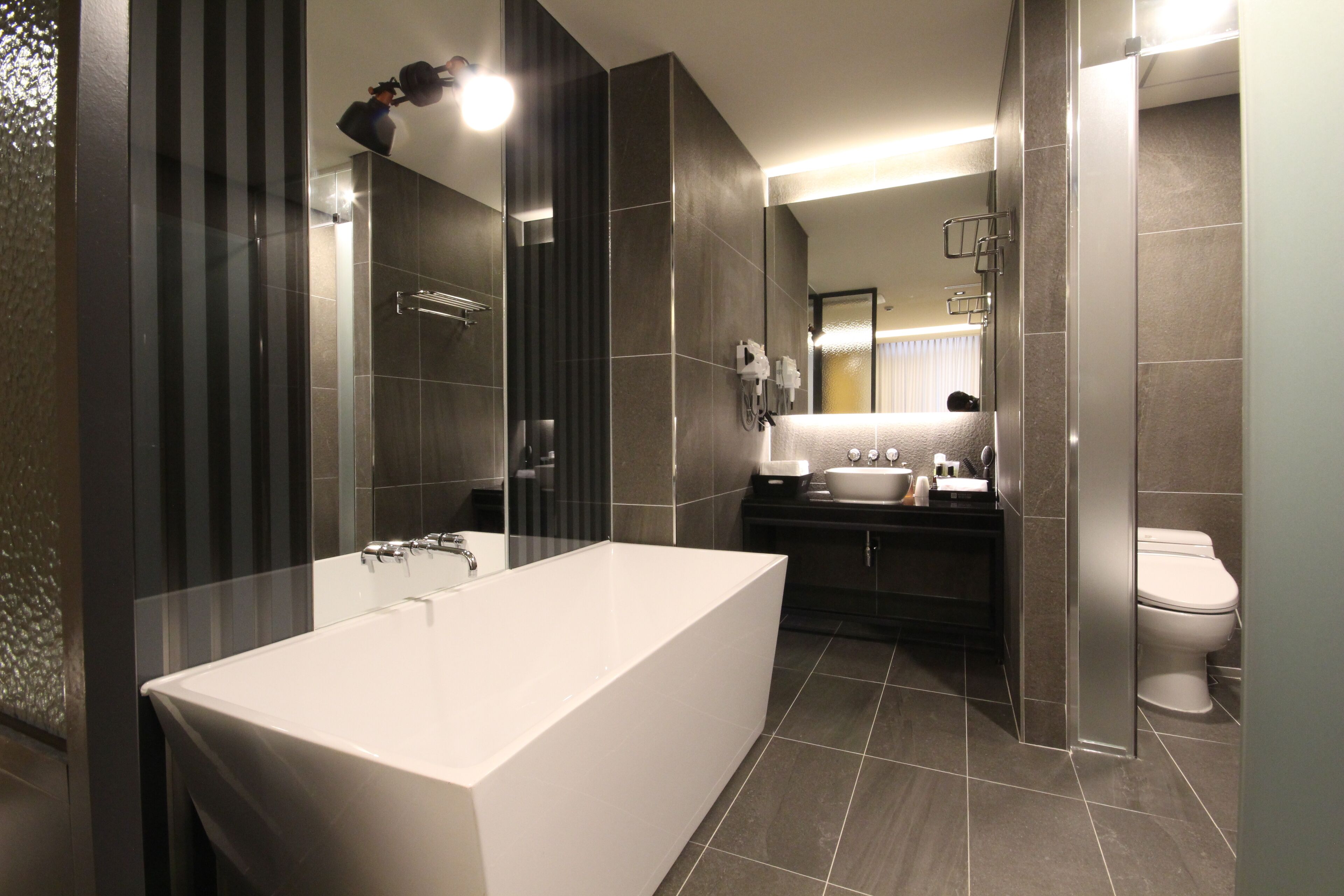standard double room | bathroom | separate bathtub and shower, deep-soaking bathtub, free toiletries