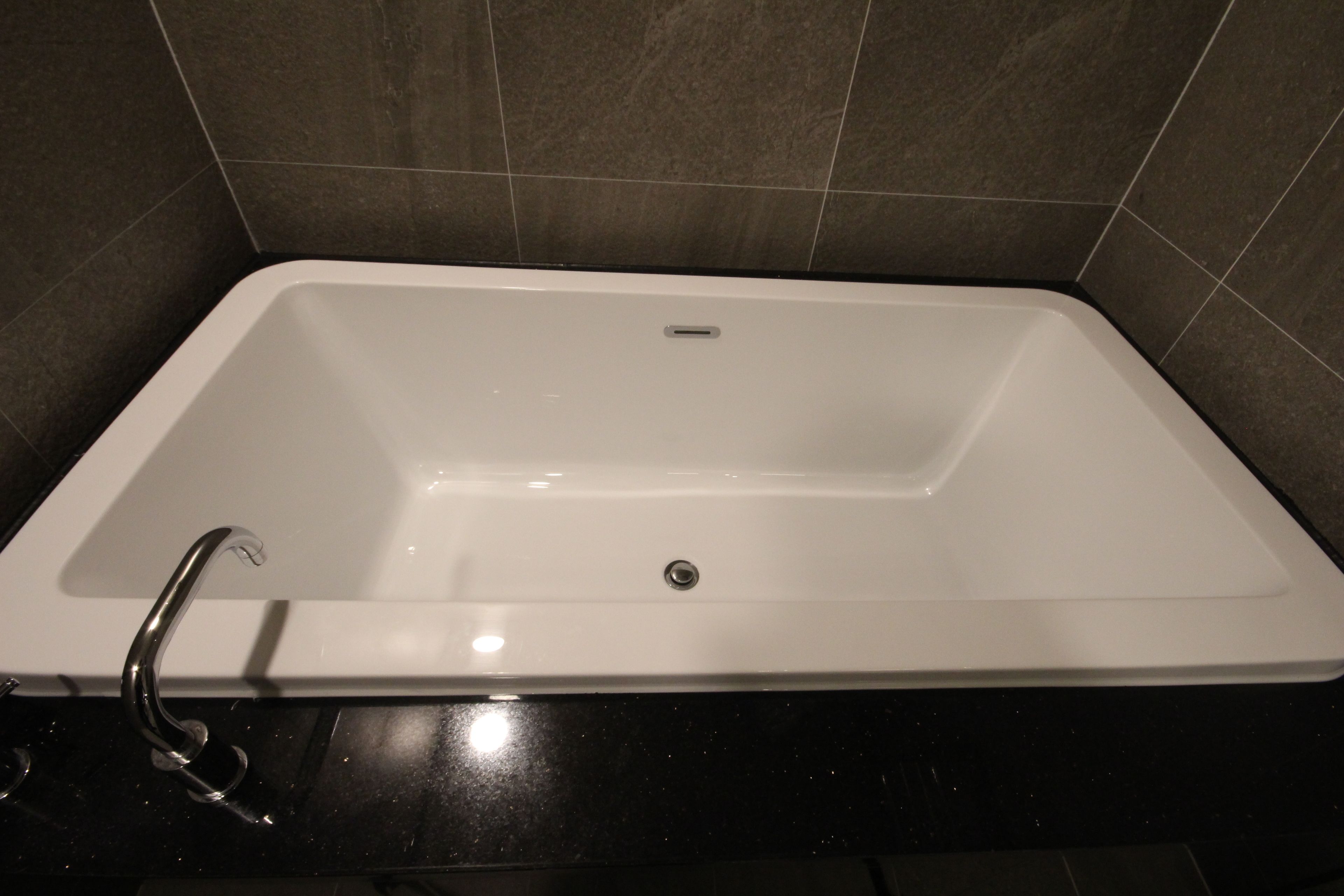 deluxe double room | deep-soaking bathtub