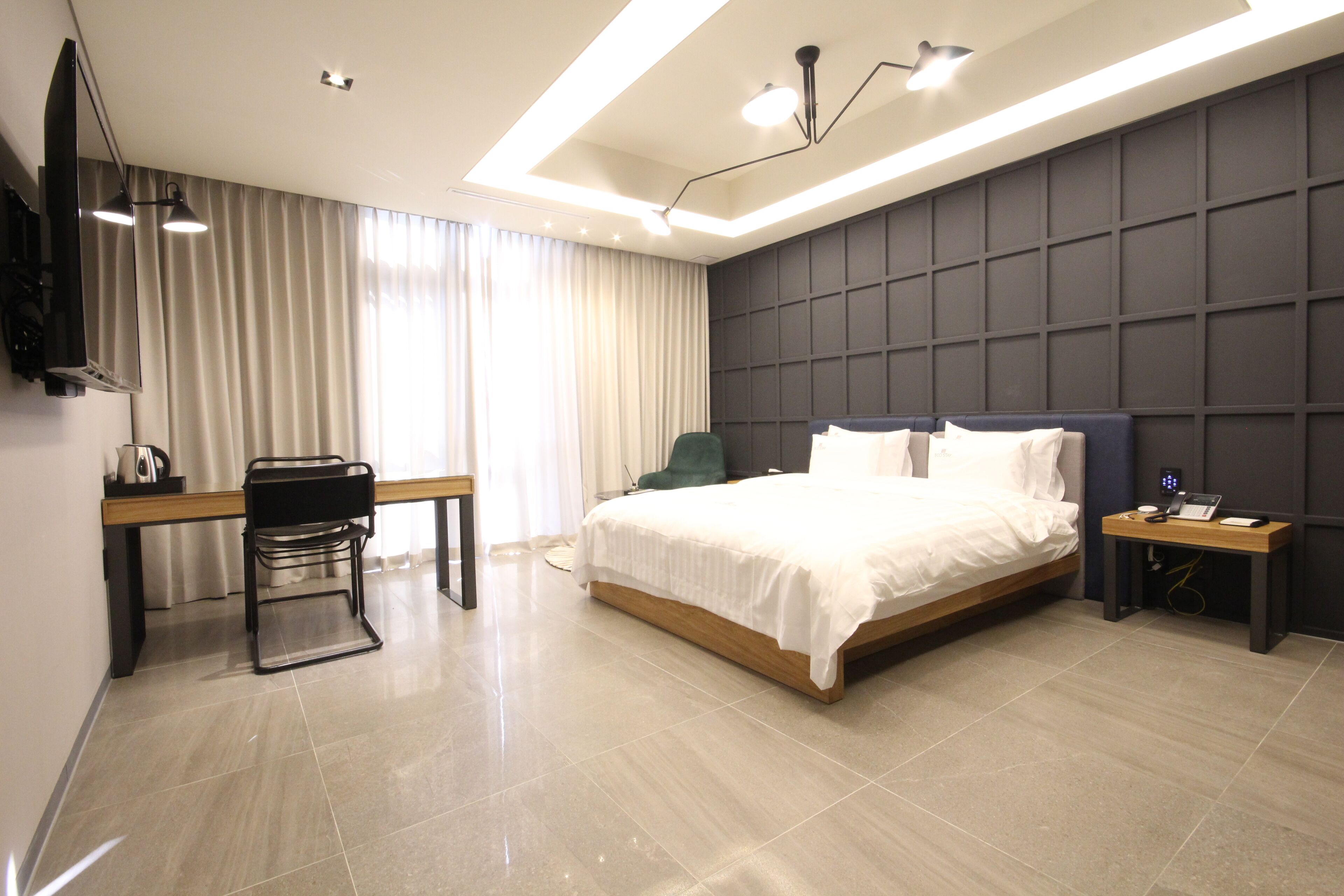 Escritorio, espacio para trabajar con laptop y cortinas blackout 