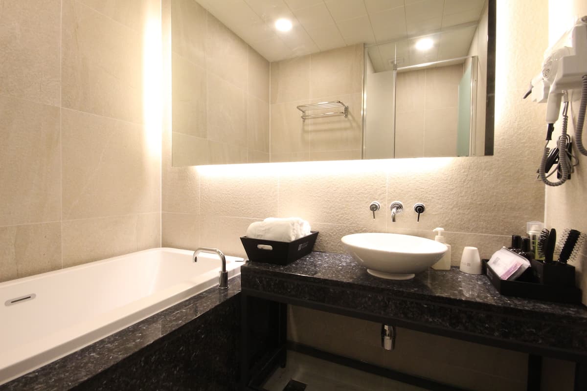 standard double room | bathroom | separate bathtub and shower, deep-soaking bathtub, free toiletries