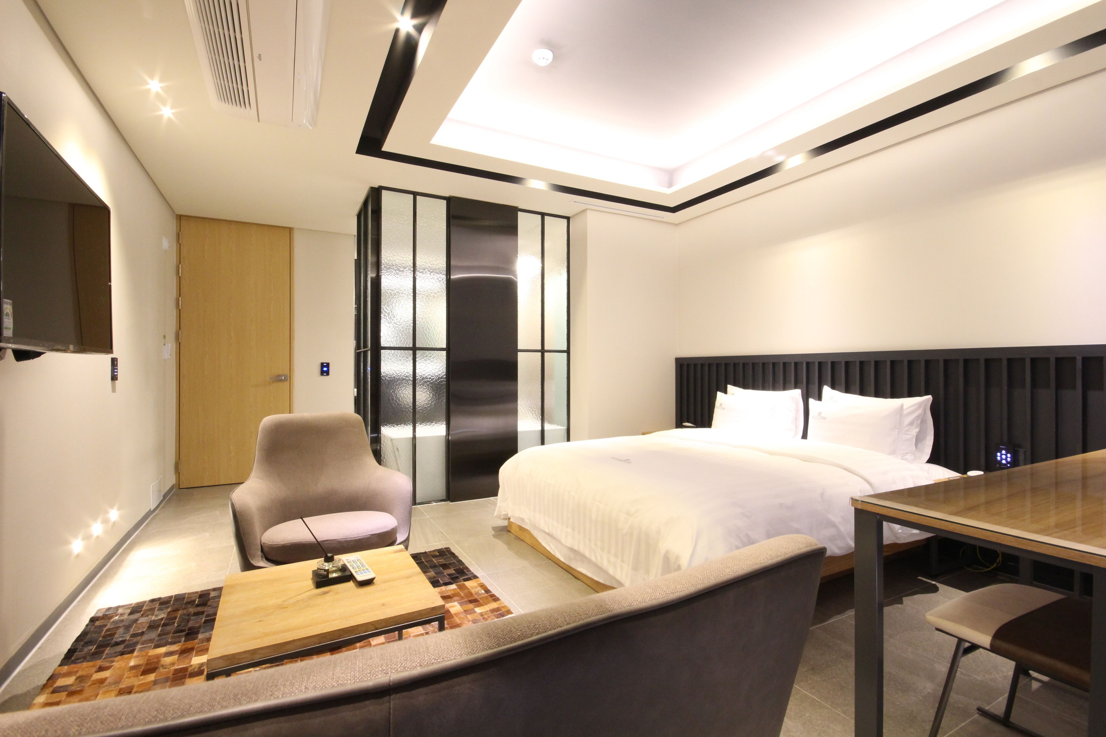 premium room | 1 bedroom, desk, laptop workspace, blackout curtains