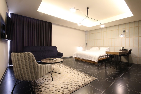 Suite | Desk, laptop workspace, blackout drapes, soundproofing