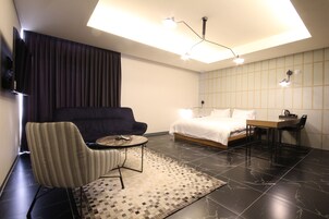 Escritorio, espacio para trabajar con laptop y cortinas blackout