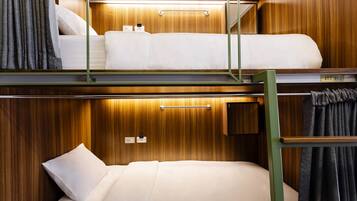 8-Bed Mixed Dormitory | Ropa de cama de alta calidad, cortinas blackout y insonorización