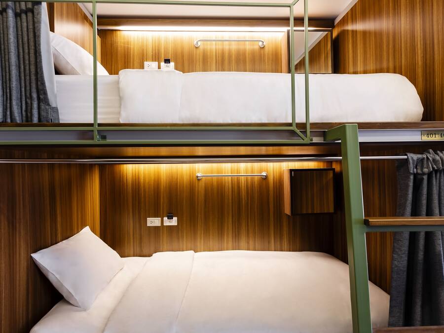 8-Bed Mixed Dormitory | Ylelliset vuodevaatteet, pimennysverhot, äänieristys, ilmainen Wi-Fi