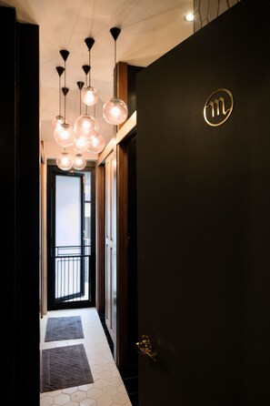 Dusj, dusjhode med hydromassaje, toalettartikler (inkludert) og hårføner