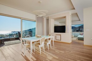 ベーシック アパートメント 3 ベッドルーム シービュー | 客室内のダイニングエリア