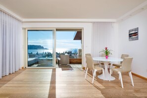 Elite Apartment, Sea View | In-room dining