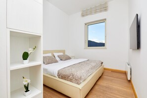 Apartamento básico, 3 quartos, vista para o mar | Escrivaninha, quartos à prova de som, ferros/tábuas de passar roupa