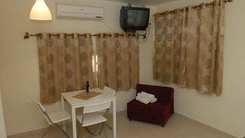 Classic Double or Twin Room, Non Smoking | In-room dining