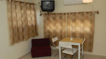 Classic Triple Room, Non Smoking | In-room dining