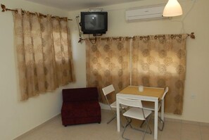 Classic Triple Room, Non Smoking | In-room dining