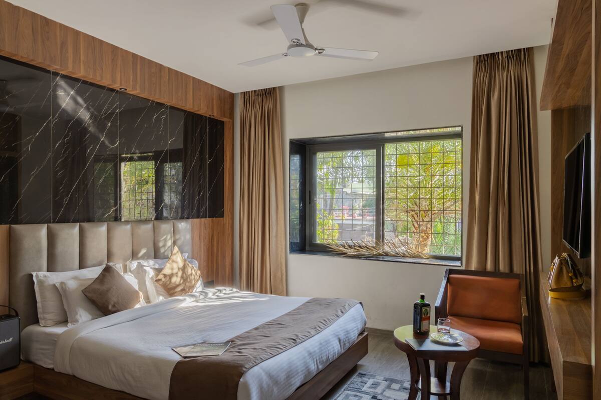 Premium Room, 1 Double Bed, Non Smoking | Premium bedding, desk, laptop workspace, blackout curtains