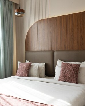 Habitación de lujo | Ropa de cama de alta calidad, muebles diferentes y escritorio 