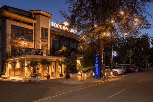 Front of property - Hotel Rock Regency Mount Abu - A Boutique Rodetel (Abu Road)