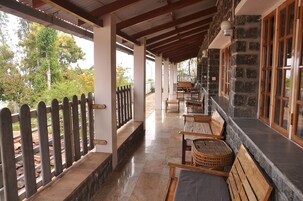 开间套房, 2 张双人床 | 起居区 | 平板电视