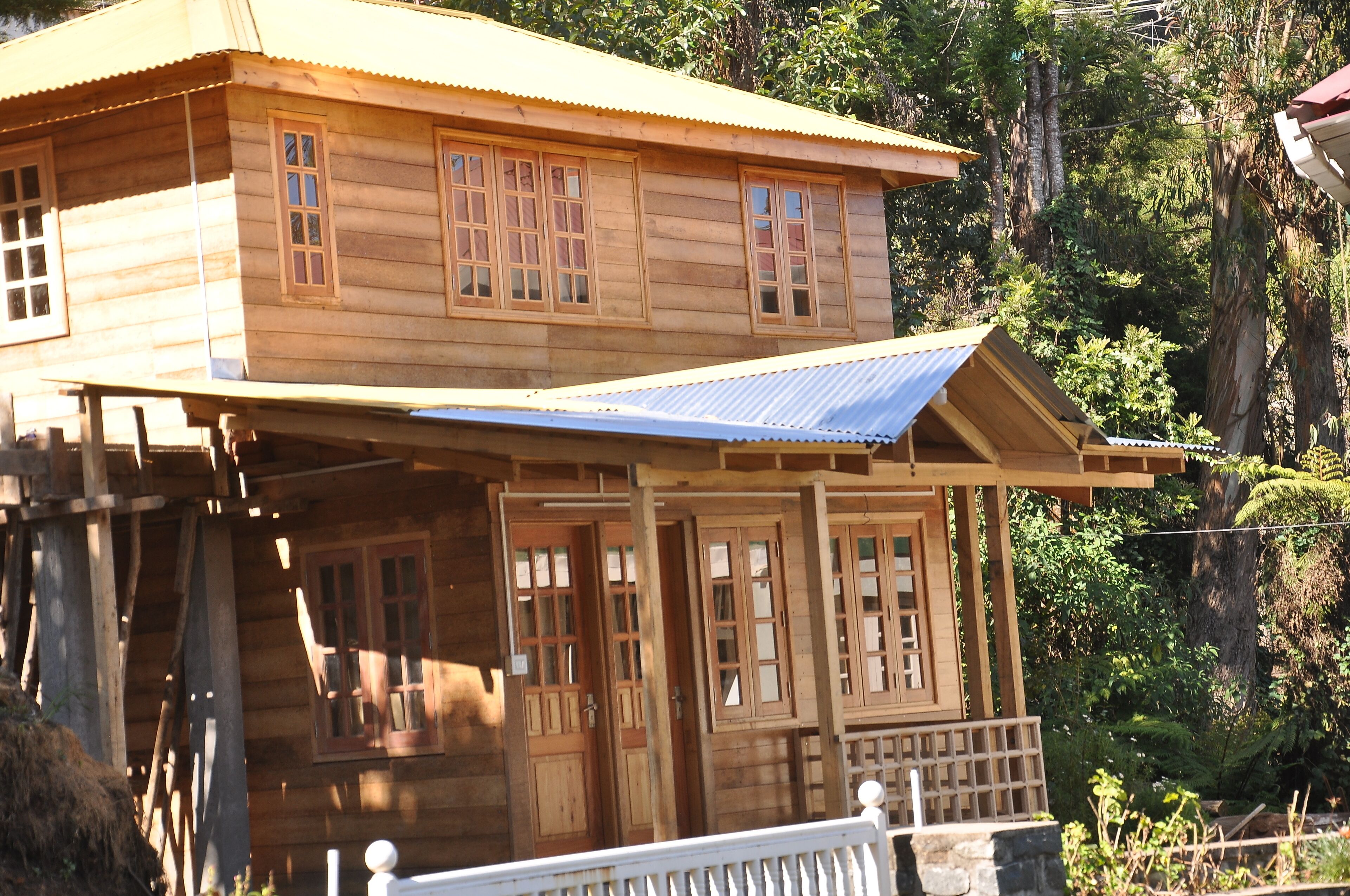 Une maison en bois avec un porche et de nombreuses fenêtres.