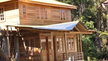 Une maison en bois avec un porche et de nombreuses fenêtres.