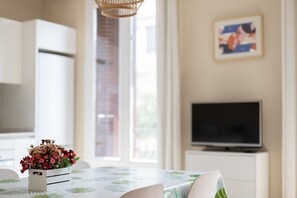 Dining - CALABRIA, large, comfortable flat ideal for families or groups in Eixample, Barcelona center. (Barcelona)