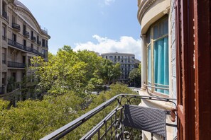 Property grounds - EIXAMPLE, central, large, 4 bedrooms (Barcelona)