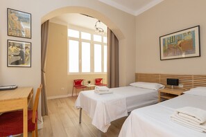 4 bedrooms, iron/ironing board, free WiFi, bed sheets - CALABRIA, large, comfortable flat ideal for families or groups in Eixample, Barcelona center. (Barcelona)