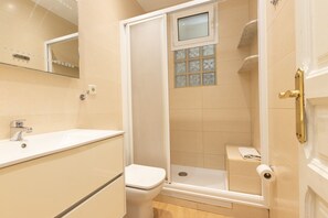 Shower, hair dryer, towels - CALABRIA, large, comfortable flat ideal for families or groups in Eixample, Barcelona center. (Barcelona)