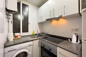 Réfrigérateur, micro-ondes, four, cafetière/bouilloire