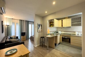 Een koelkast, een microgolfoven, een oven