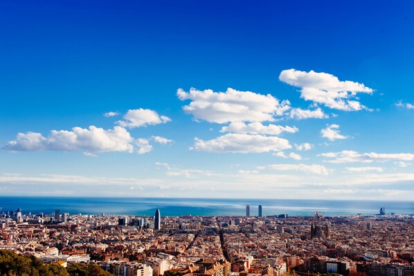 A panoramic view of a cityscape with a clear sky and the sea in the background. - Cute, silent and lightly apartment for rent, excellent located in Gracia, Barcelona center (Barcelona)