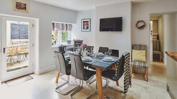 Family Cottage, Private Bathroom | Dining