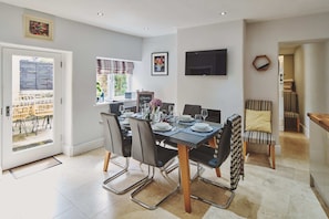 Family Cottage, Private Bathroom | Dining - Rathbone Cottage (Cheltenham)