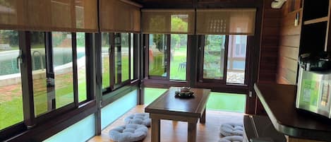 Cubrecamas, muebles diferentes, escritorio y cortinas blackout