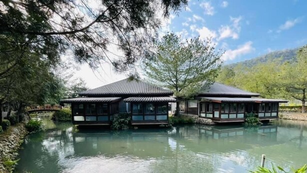 Traditionelle japanische Gebäude mit einem Teich davor.