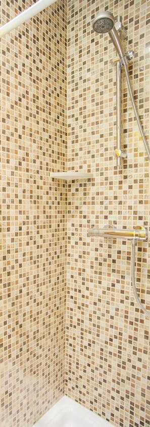 Shower, hair dryer, towels - VILADOMAT, large, comfortable, lightly, cute and silent flat in Eixample, Barcelona center (Barcelona)