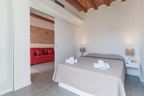 2 dormitoris, caixa forta a l'habitació i planxa i posts de planxar 