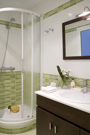 Een douche, een haardroger, handdoeken