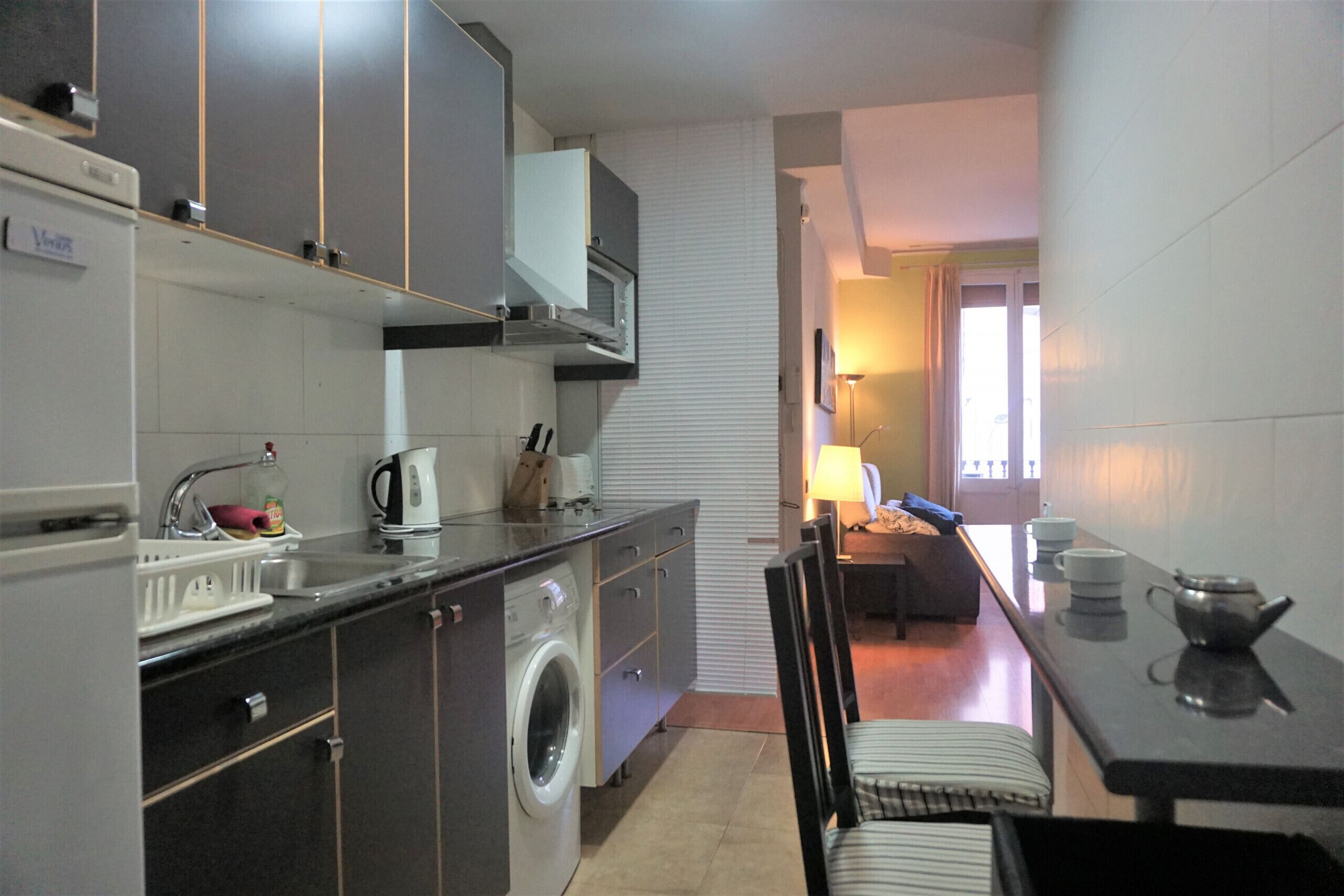 Réfrigérateur, micro-ondes, cafetière/bouilloire, bouilloire électrique