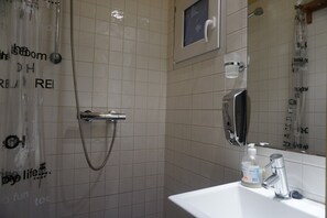 Dusch, hårtork och handdukar