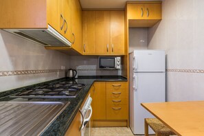 Frigorífico, microondas, horno y cafetera o tetera