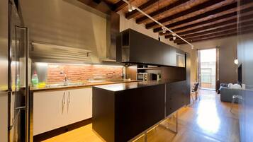 Refrigerador, microondas, horno y cafetera y tetera