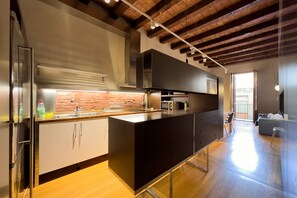 Refrigerador, microondas, horno y cafetera y tetera 