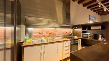 Een koelkast, een magnetron, een oven, een koffiezetapparaat/waterkoker