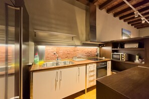 Frigorífic, microones, forn i cafetera i tetera 