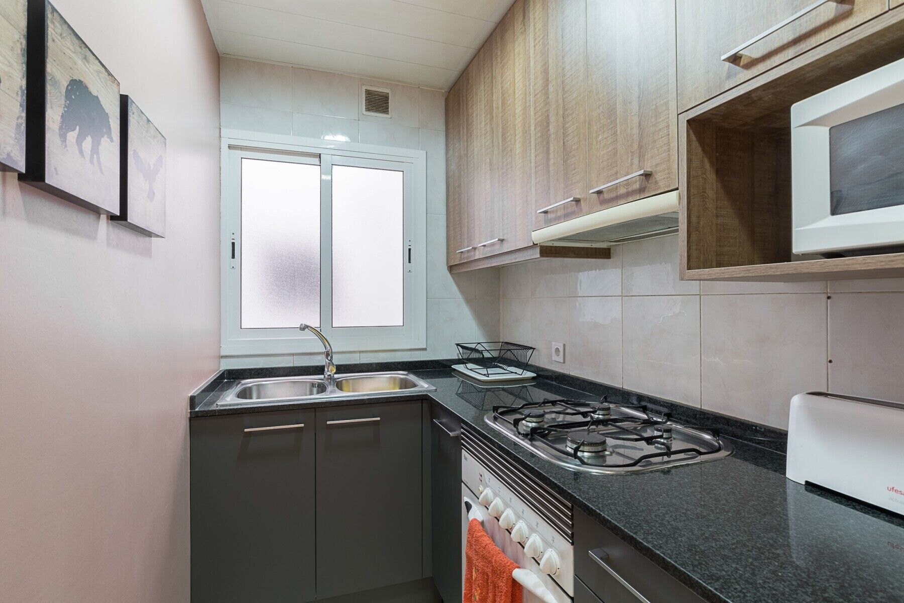 Een koelkast, een microgolfoven, een oven, een kookplaat