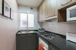 Een koelkast, een microgolfoven, een oven, een kookplaat