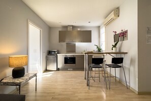 Réfrigérateur, micro-ondes, four, cafetière/bouilloire