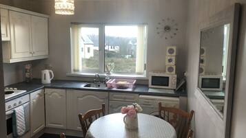 Jääkaappi, mikroaaltouuni, uuni, liesi